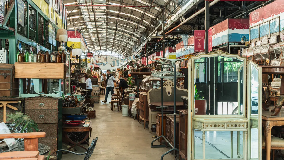 Sites like Flippa for buyers: marketplaces where investors find established websites — Vintage Market Scene in Buenos Ai