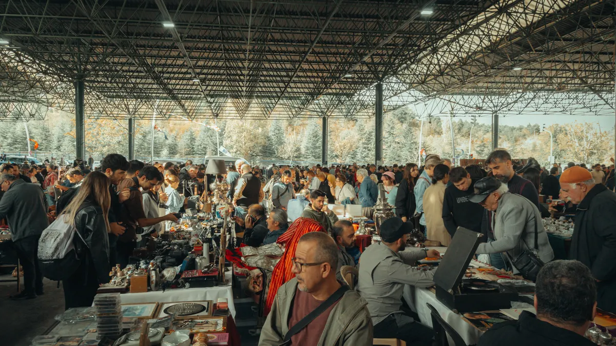 Sites like Flippa for buyers: marketplaces where investors find established websites — Crowd in a Market